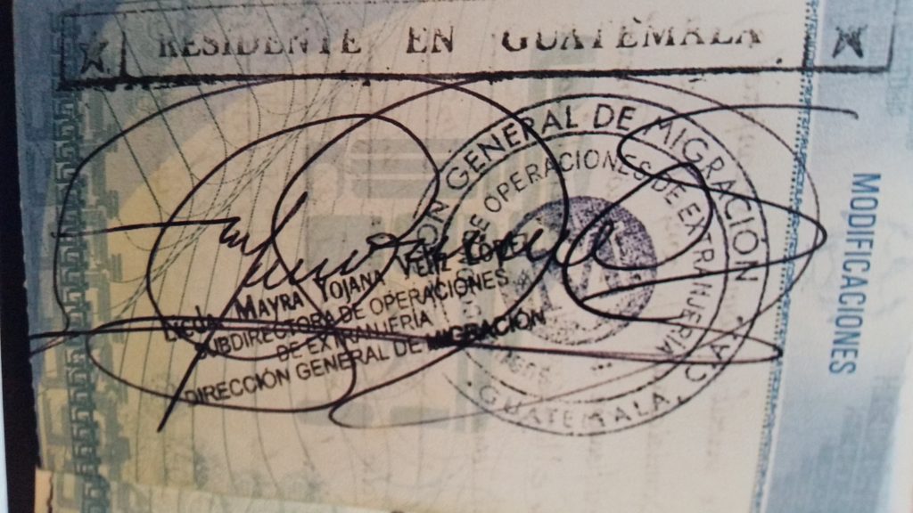 Signature of Mayra Veliz in the Anastacia cedula confirming her residence
