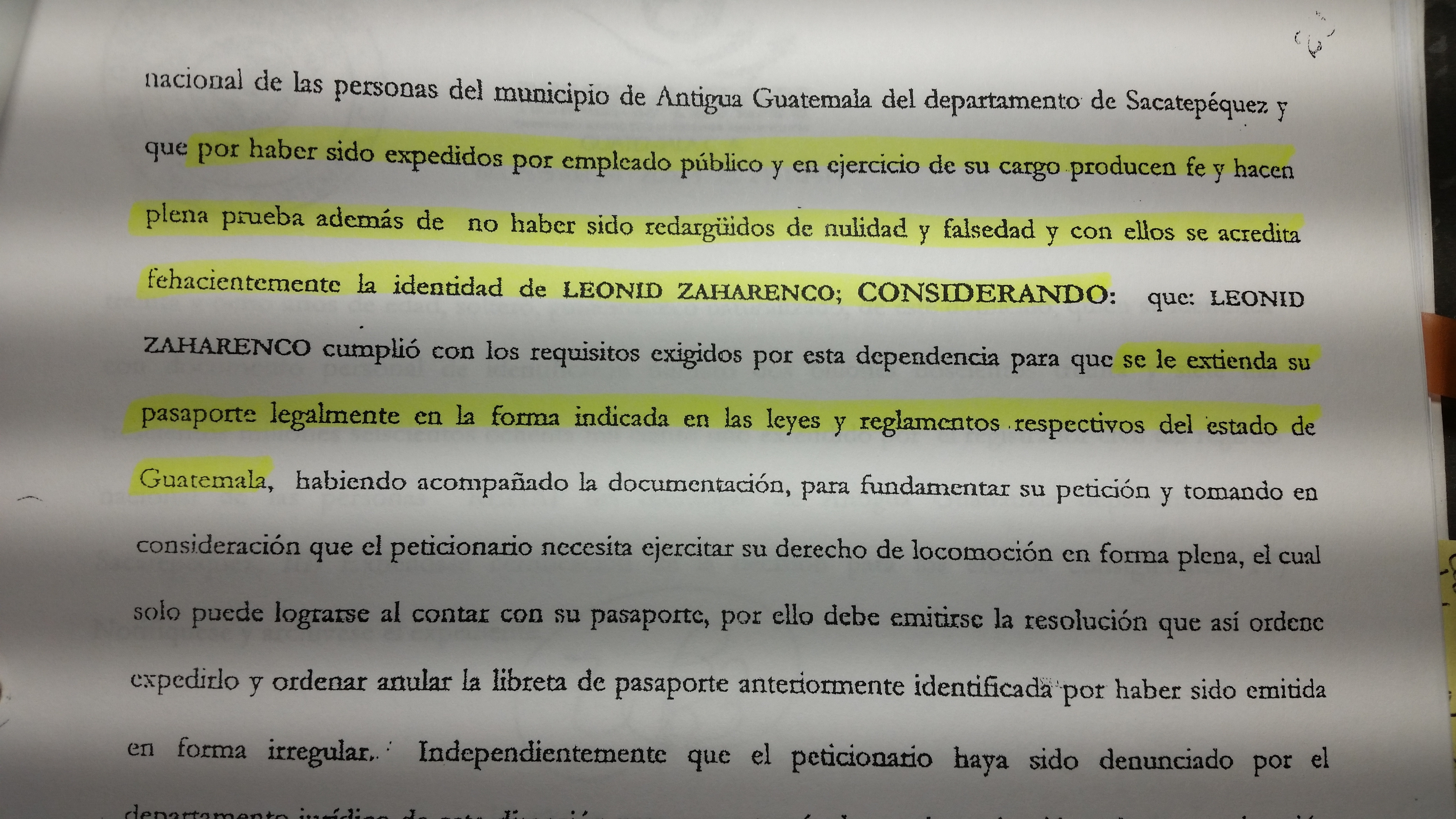 La resolucion de subdirector de Migracion Wolfang Janeyro Barrera Bravo para emitir pasaporte a Leonid Zaharenco